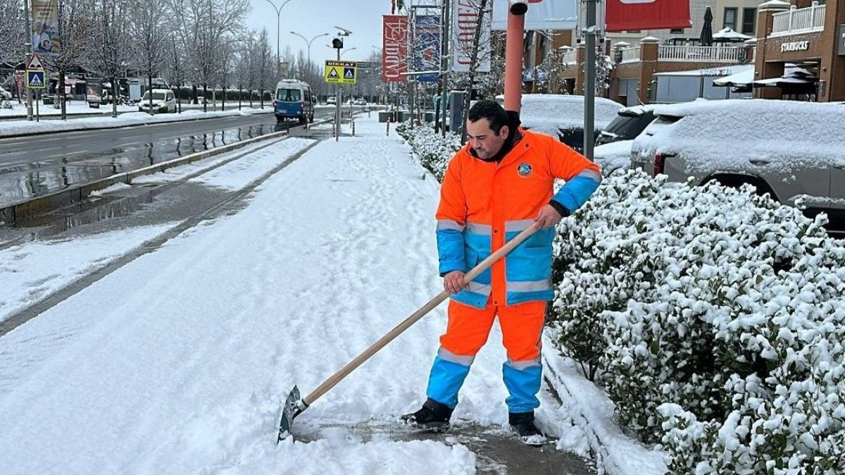 Serdivan’da Kar Mesaisi: Ekipler 7/24 Teyakkuzda