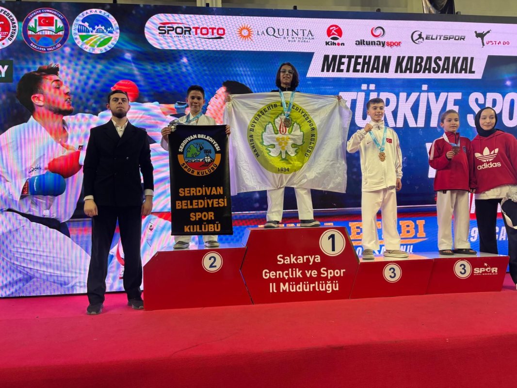 Serdivan Belediyesi Karate Takımı'ndan Tarihi Başarı