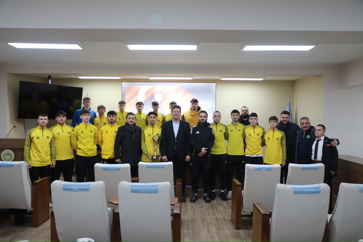 As Akyazıspor U-18 Takımı’na Belediyeden Moral Desteği